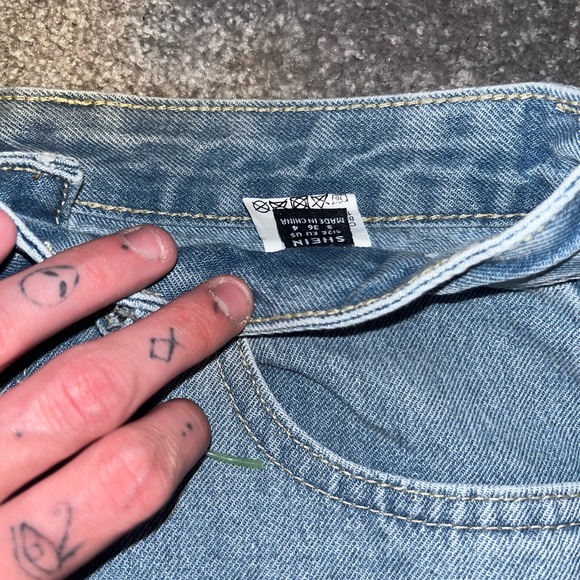 Ripped knee mom jeans - Picture 1 of 3